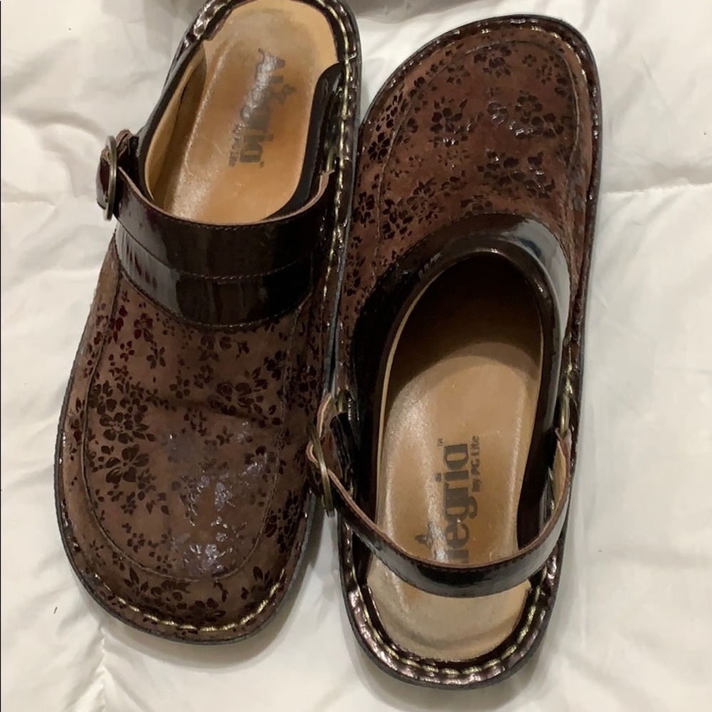 Alegria you can wear with or without the strap